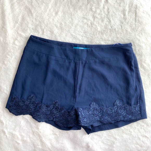 Francesca’s Boutique Shorts w/ Lace in Size Medium - Picture 2 of 10